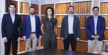 De izquierda a derecha, Diego Vizcaíno, socio de Afi; Andrés Saborido, director de Wayra España; Cristina Mateo, directora de la escuela de Arquitectura y Diseño de IE University, Jorge Marcos, jefe de Innovación y Desarrollo de Proyectos de Renfe, y Rafael Contreras, fundador y presidente de Airtificial.