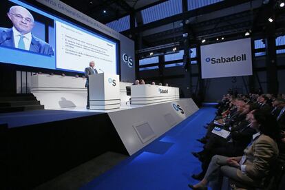 El presidente de Banco Sabadell, Josep Oliu, en una junta de accionistas