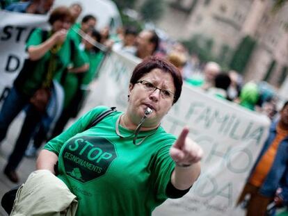 Una mujer protesta frente a la sede central de Catalunya Caixa en Barcelona.