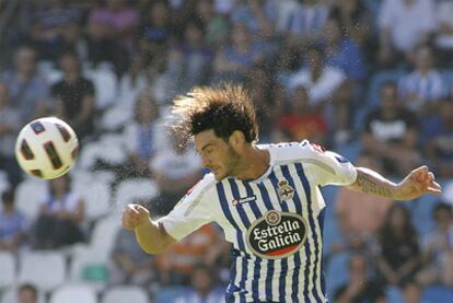 El defensa del Deportivo, Diego Colotto, despeja un balón del Zaragoza.