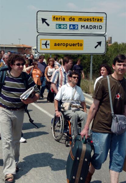 Un grupo de pasajeros es evacuado del recinto aeroportuario.