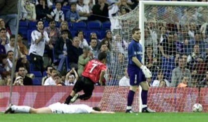 Helguera y Casillas, desolados tras marcar Carlos el quinto y último gol del Mallorca.