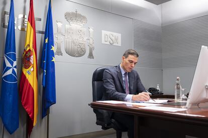 El presidente del Gobierno, Pedro Sánchez, participa por vía telemática en una reunión extraordinaria del Consejo Atlántico, este viernes.