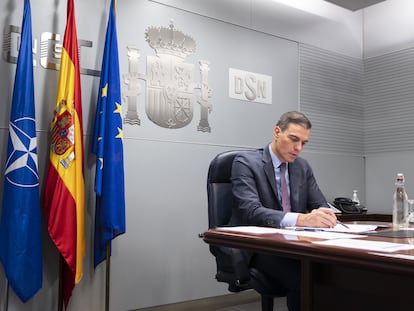 El presidente del Gobierno, Pedro Sánchez, participa por vía telemática en una reunión extraordinaria del Consejo Atlántico, este viernes.