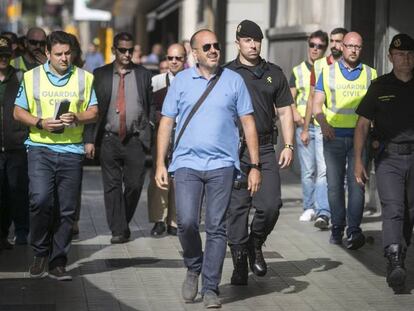 La Guàrdia Civil a la seu de l'empresa Efial, a Barcelona.