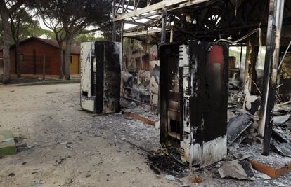 En la zona se encuentran 225 bomberos forestales, junto con 200 efectivos de la UME, así como 15 medios aéreos, entre ellos cuatro aviones de carga en tierra, dos de ellos procedentes de Castilla La Mancha. En la imagen, estado de las instalaciones del camping Doñana en Mazagón tras el incendio, el 26 de junio de 2017.