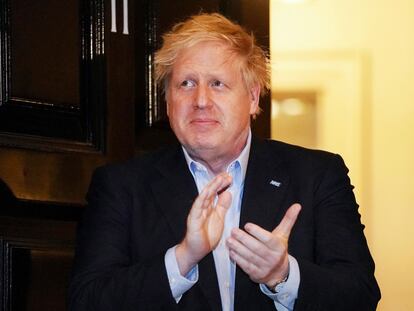 El primer ministro del Reino Unido, Boris Johnson, aplaude el pasado 2 de abril al personal sanitario en la puerta de Downing Street.