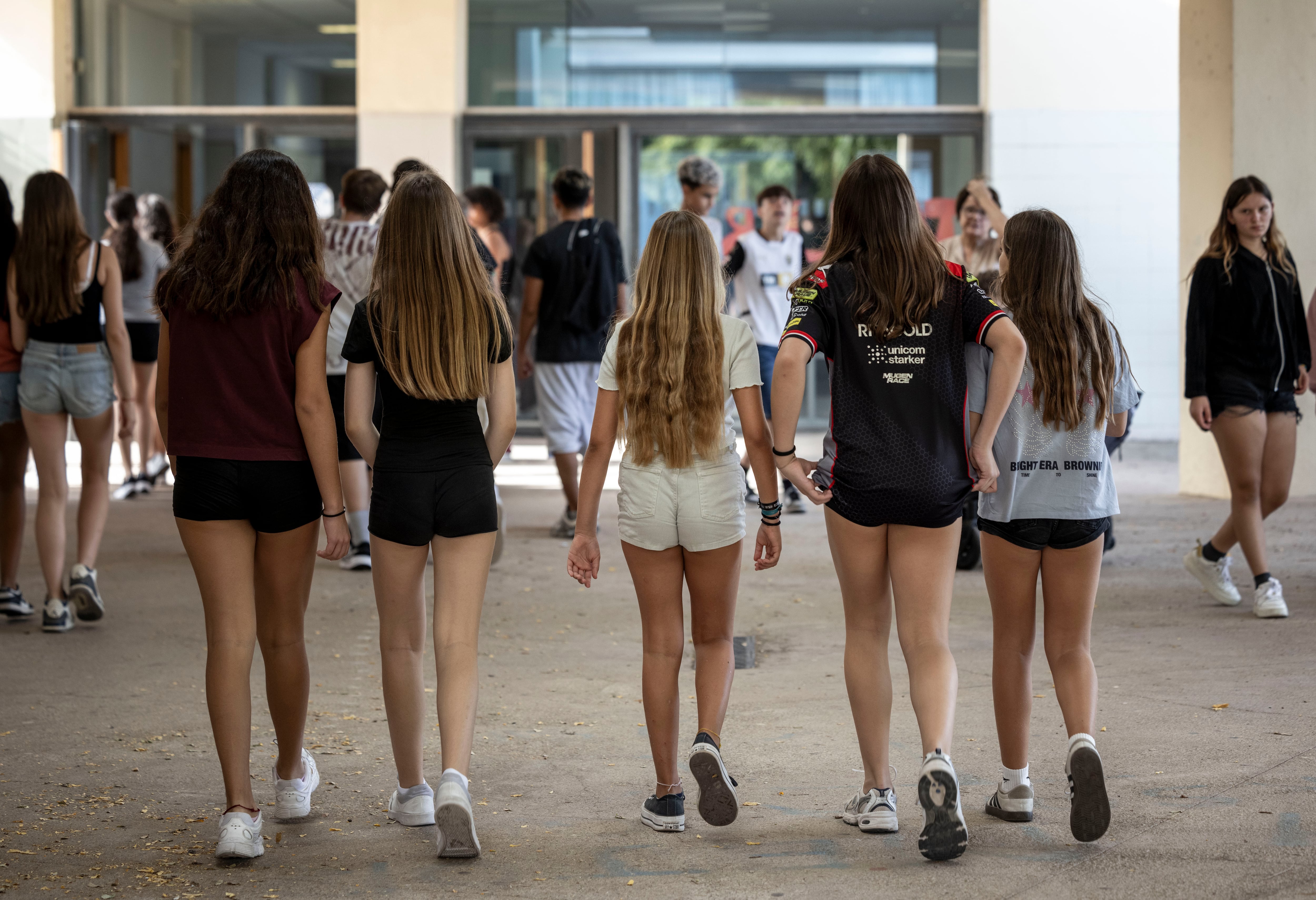 Un grupo de alumnas del instituto Músic Martín i Soler, el viernes.