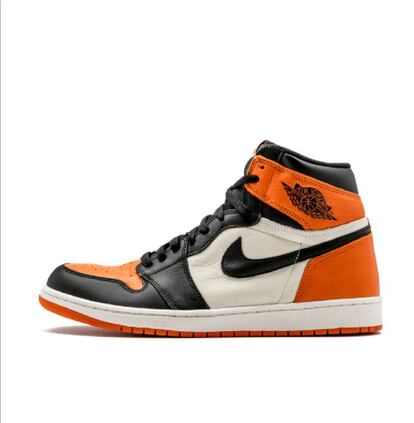 Otro conocido modelo de Air Jordan I son las llamativas Shattered Backboards. Esta vez la marca americana se decidió en 2015 a probar con los colores negro y naranja, inspirándose en el uniforme llevado por Michael Jordan en un partido amistoso en Italia en 1986. Las zapatillas destacan, no obstante, por la tremenda calidad del cuero de la solapa, siendo consideradas en este sentido las Air Jordan I más elaboradas. 160 euros costó su reducida tirada. Ahora rondan los 1.000 euros.