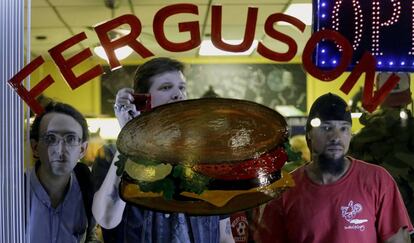 Marc Bassets (a la izquierda), en un bar de Ferguson donde comía cuando estalló una protesta en la calle por la muerte del joven negro Michael Brown en agosto de 2014 a manos de un policía.