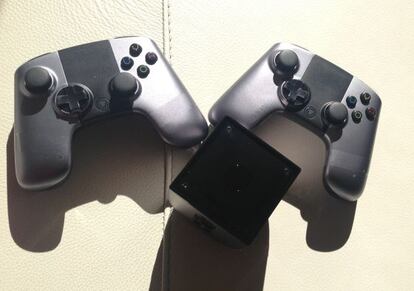 Ouya con dos mandos.