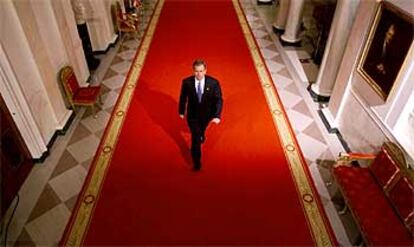 Bush se dirige a la sala de prensa de la Casa Blanca para informar de los progresos de la guerra en Afganistán.