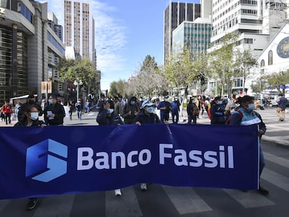 Trabajadores de banco boliviano Fassil protestan por el pago de sus beneficios.