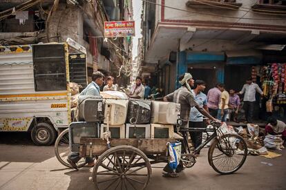 30.000 personas trabajan en este vertedero de Nueva Delhi, que recibe ordenadores o móviles de toda la India