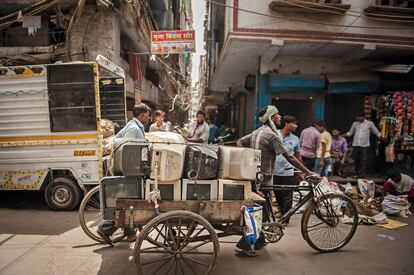 30.000 personas  trabajan en este  vertedero de  Nueva Delhi, que  recibe ordenadores  o móviles de  toda la India