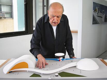 <b>El arquitecto Oscar Niemeyer con una maqueta del proyecto del centro cultural de Avilés.</b>
