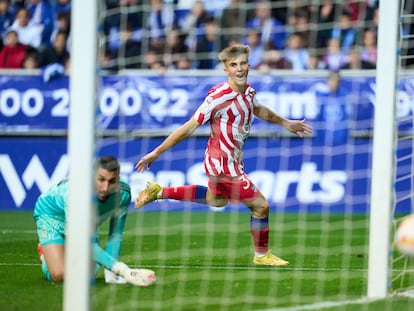 Pablo Barrios celebra su gol al Oviedo, que supuso el 0-2 definitivo.