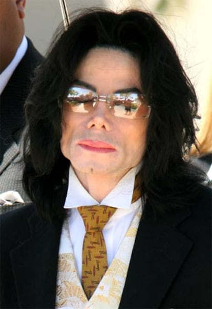 Michael Jackson, hace unos meses durante su juicio por abusos a un menor.