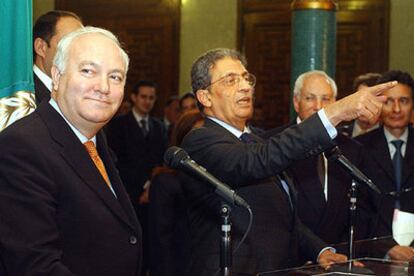 El ministro Moratinos, junto al secretario general de la Liga Árabe, Amro Musa, en El Cairo.