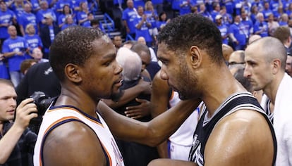 Durant y Duncan se despiden tras el partido.