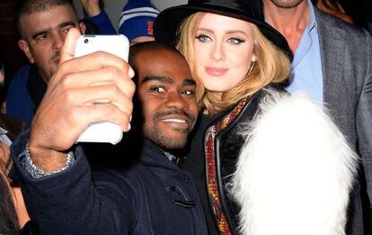 Adele con un fan en Nueva York.