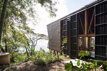 Casa Tejida (2019) es una vivienda experimental asociada a una plantación de café familiar en una comunidad rural aislada en la región de Cundinamarca, Colombia.