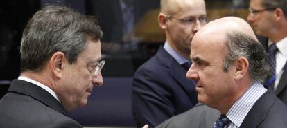 El presidente del BCE Mario Draghi y el exministro de economía Luis de Guindos en una reunión de ministros de finanzas de la zona euro en junio de 2012. 