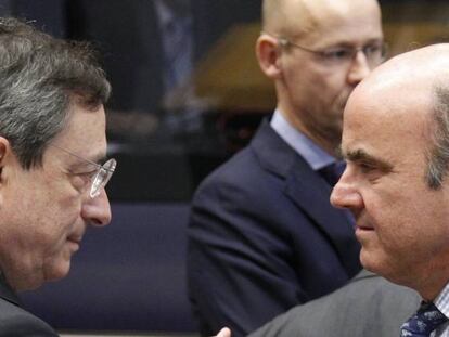 El presidente del BCE Mario Draghi y el exministro de economía Luis de Guindos en una reunión de ministros de finanzas de la zona euro en junio de 2012. 