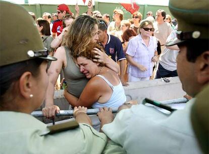 A las puertas del Hospital Militar, la policía tuvo que aislar al grupo de seguidores del dictador fallecido después de que se produjeran conatos de agresión a los periodistas que cubrían el evento.