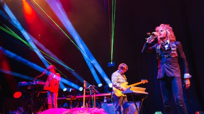 El grupo The Flaming Lips, con Wayne Coyne a la derecha, en un concierto el 8 de octubre de 2024 en Sacramento, California.