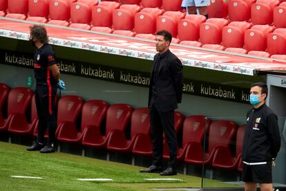 Simeone, durante el minuto de silencio que se guardó en San Mames como homenaje a las víctimas de la covid-19.