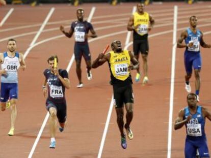 El gigante jamaicano se lesiona a 50 metros de la línea de meta en su carrera final. Gran Bretaña consigue el oro, Estados Unidos, la plata y Japón, el bronce