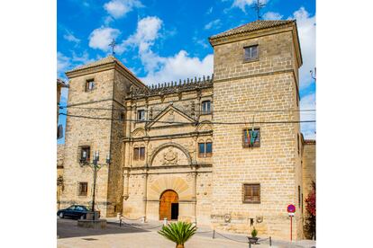 Casa de las Torres, hoy Escuela de Arte, con fachada renacentista del siglo XVI.