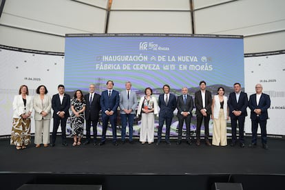 La inauguración ha contado con la presencia del presidente de la Xunta de Galicia, Alfonso Rueda, y el presidente ejecutivo de Hijos de Rivera, Ignacio Rivera.