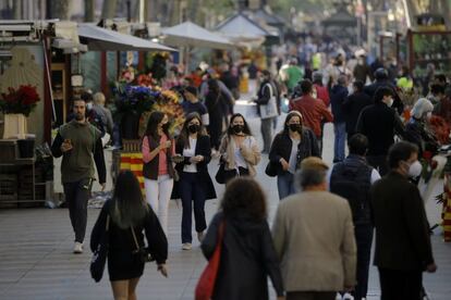 La Rambla de Barcelona sense les tradicionals parades de llibres. A Barcelona, on la celebració ja va arrencar dimecres per evitar aglomeracions, es preveuen un total de 490 taules destinades a la venda de roses i llibres distribuïts en 180 parades professionals i 31 espais de signatures.