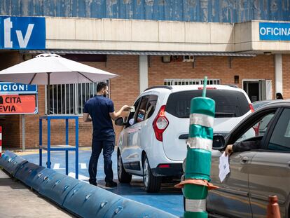 Una cola de coches en una estación de inspección técnica de vehículos (ITV) en abril de 2022.