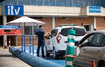 Una cola de coches en una estación de inspección técnica de vehículos (ITV) en abril de 2022.