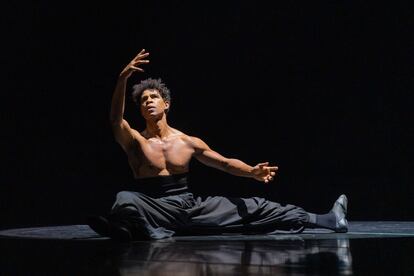 El cubano Carlos Acosta durante la actuación de la clausura el pasado sábado en el Festival de Peralada, en Girona.  y lo ha hecho con "On before" una pieza concebida en 2010 como homenaje a su difunta madre. EFE/Festival de Peralada/Joan Castro