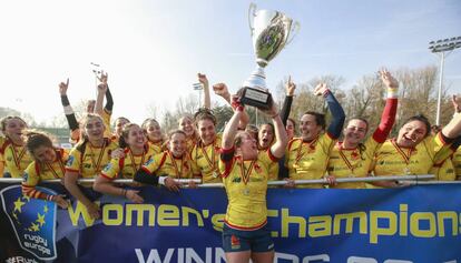 Las jugadoras de la selecci&oacute;n espa&ntilde;ola de rugby celebran su victoria este s&aacute;bado en Bruselas. 