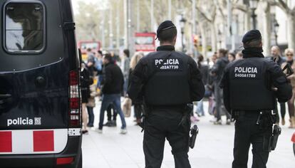 Dos mossos d'esquadra a Barcelona.