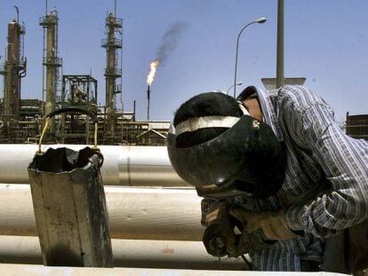 Un soldador iraqu&iacute; repara tuber&iacute;as de petr&oacute;leo en la refiner&iacute;a Al- Dowra de Bagdad. 