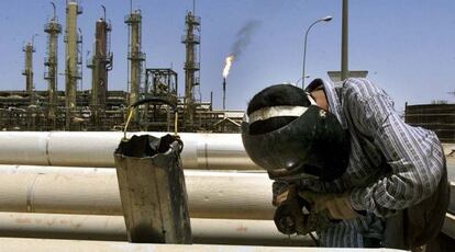 Un soldador iraquí repara tuberías de petróleo en la refinería Al- Dowra de Bagdad.