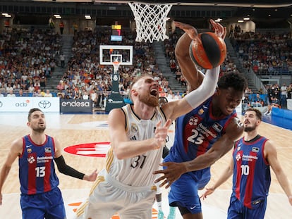 Dzanan Musa y James Nnaji durante el partido de Liga Endesa de baloncesto entre el Real Madrid y el Barcelona.