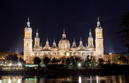 La Basílica del Pilar iluminada bajo el manto de la noche.