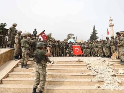 Militares turcos posan para una foto tras haber conquistado el centro de la ciudad siria de Afrin