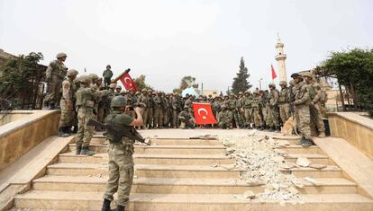 Militares turcos posan para una foto tras haber conquistado el centro de la ciudad siria de Afrin