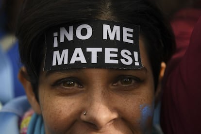 Una joven lleva sobre su frente uno de los lemas del sector que se opone a la legalización del aborto. 
