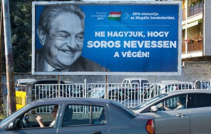 Un cartel en Szekesfehervar, parte de la campaña del Gobierno húngaro contra Soros y la acogida de migrantes.