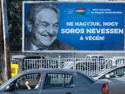 Un cartel en Szekesfehervar, parte de la campaña del Gobierno húngaro contra Soros y la acogida de migrantes.