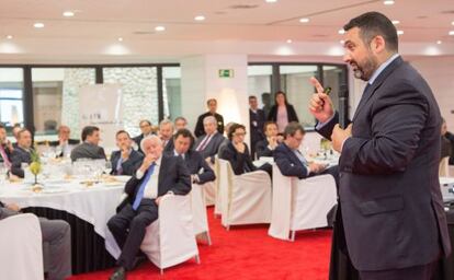 Alex Cruz frente a los socios de ADYPE, en el Hotel Dómine